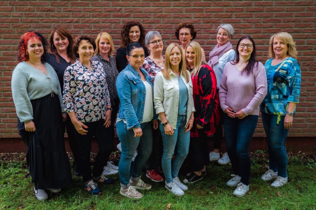 Das Team des Ev. Familienzentrums Johannes freut sich über das Jubiläum und die Rezertifizierung (v. l.) Alina Hoste, Helena Schmal, Sabine Ciesla, Anja Schnitz, Aga Nowicka, Ksenia Sparwasser, Ulrike Wokittel, Linda Sonntag, Miriam Adamczyk, Andrea Voß, Stefanie Becker, Christina Göpfert und Uta Reinerth.Foto: Ev. Familienzentrum Johannes