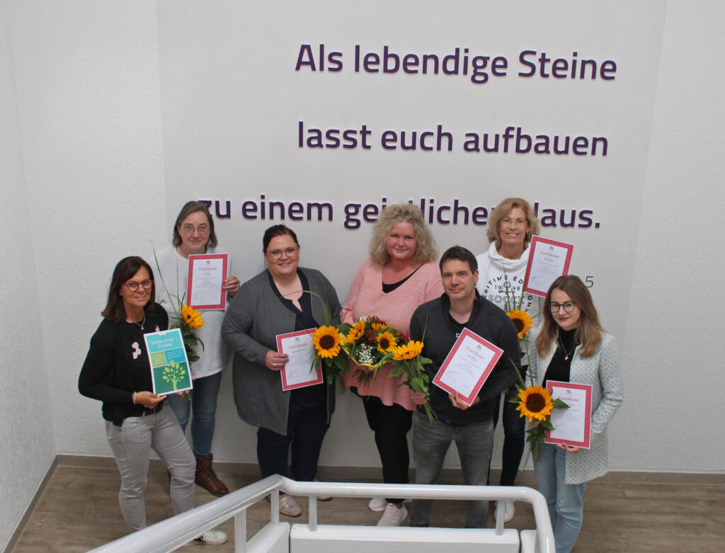 Freuen sich über den erfolgreichen Abschluss der Fortbildung zum Marte Meo Practicioner (v. l.): Ulrike Freitag-Friedrich, Geschäftsführung Kita-Verbund, Ina Köplin (Leitung Ev. Kindertageseinrichtung „Die Arche“, Paderborn-Elsen), Andrea Stephan-Baier (Leitung Ev. Katharina-von-Bora-Familienzentrum, Steinheim), Sandra Wiedey (Marte Meo Colleague Trainerin), Heiko Utermöhle (Ev. Familienzentrum „Löwenzahn“, Höxter), Andrea Jolmes (Ev. Kindertageseinrichtung „Kunterbunt“, Höxter) und Angelika Schmidt (Ev. Familienzentrum „Emmaus“, Büren).Foto: EKP/Oliver Claes