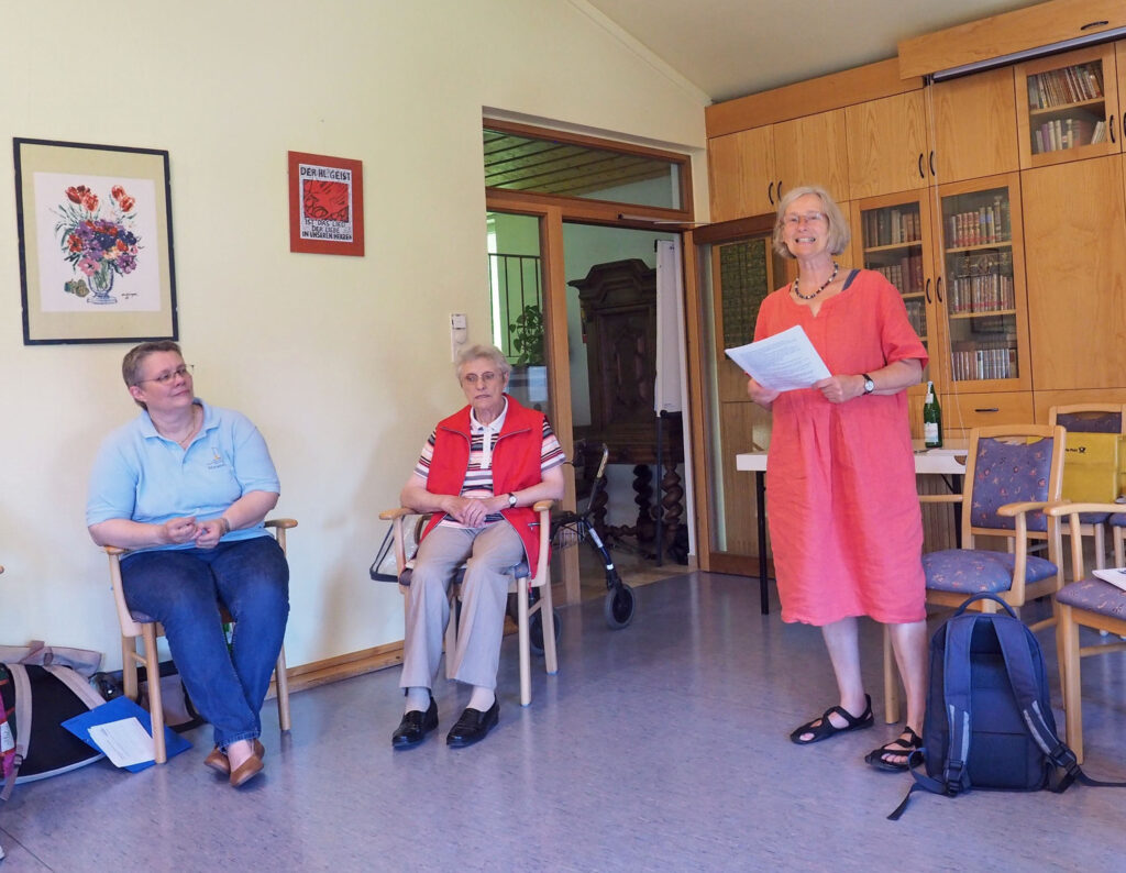 Referentin der Jahrestagung war Pfarrerin Lindtraut Belthle-Drury (r.) von der Evangelischen Frauenhilfe in Westfalen.Foto: Irene Glaschick-Schimpf 