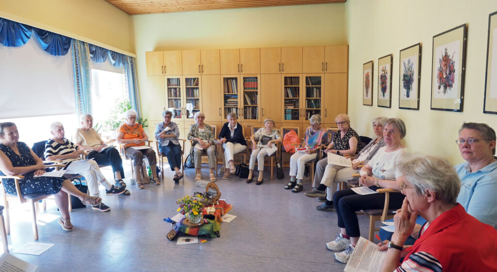 15 Frauen aus dem Bezirksverband Paderborn der Evangelischen Frauenhilfe beschäftigten sich auf dem Zionsberg in Warburg-Scherfede mit dem Thema Inklusion.Foto: Irene Glaschick-Schimpf 