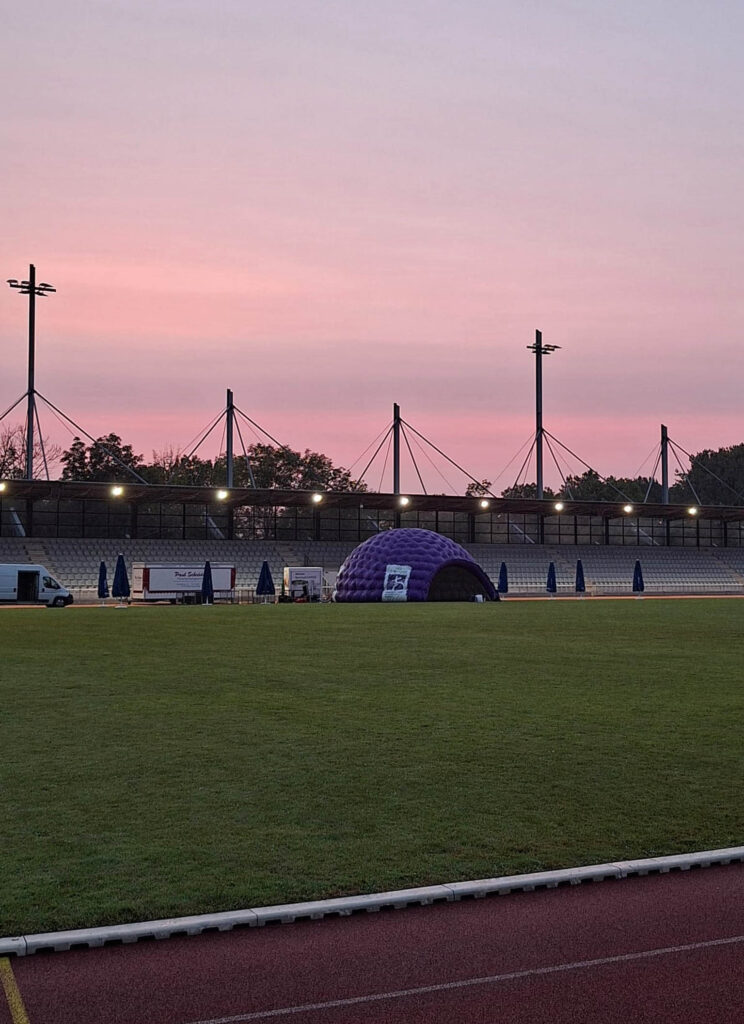 Am frühen Morgen ist der Dome für seinen Einsatz im Ahorn-Sportpark bereit.Foto: Jugendreferat 