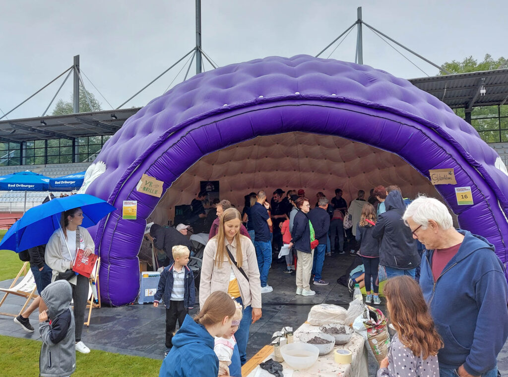 Im gut besuchten Dome des Jugendreferates gab es beim Radio Hochstift Ferienfinale Aktionen zum Selbermachen und Ausprobieren.Foto: Jugendreferat