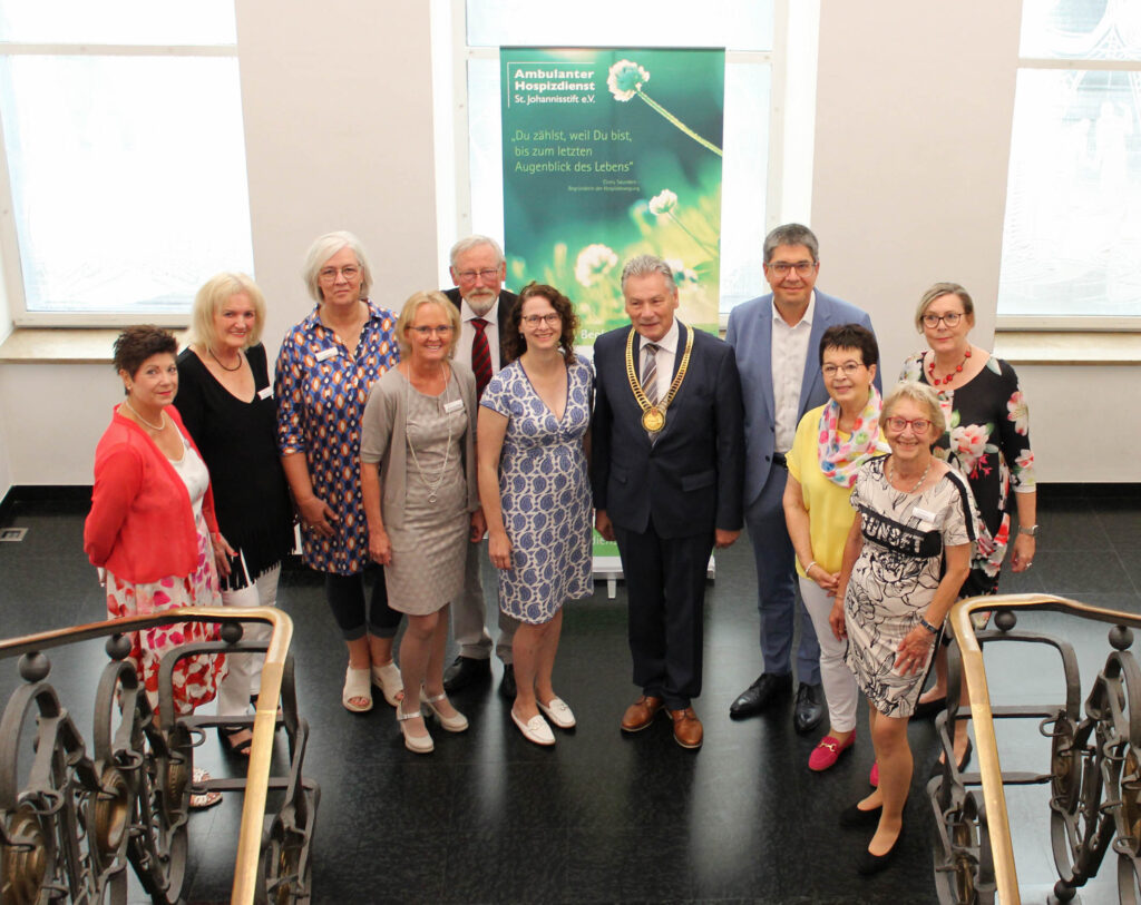 Feierten mit vielen Ehrenamtlichen und Gästen das Jubiläum des Ambulanten Hospizdienstes St. Johannisstift (v. l.): Andrea Lomp, Anette Mertens (beide Vorstand Hospizdienst), Heike Bade, Kirsten Preik-Schmidt (beide Koordinatorinnen Hospizdienst), Wolfgang Specht (Vorstandsvorsitzender Hospizdienst), stellv. Landrätin Verena Haese, stellv. Bürgermeister Dieter Honervogt, Martin Wolf (Vorstand Stiftung St. Johannisstift), Renate Köhler (Vorstand Hospizdienst), Festrednerin Martina Kern aus Bonn und Karin Düsterhaus (Vorstand Hospizdienst).Foto: Ambulanter Hospizdienst St. Johannisstift
