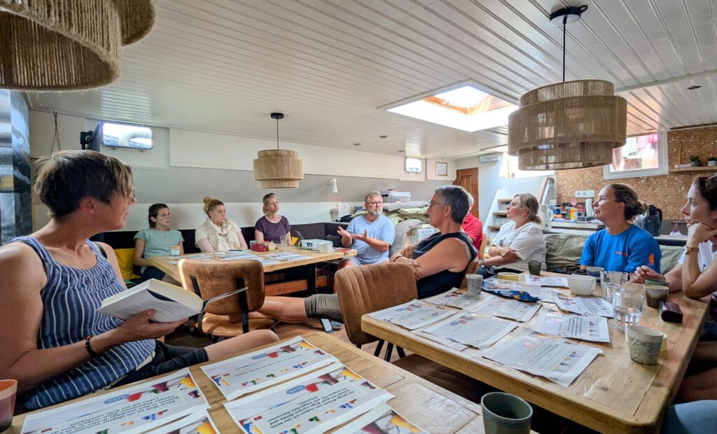 An Bord wurden verschiedene Mikro-Fortbildungen zu einem breiten Themenspektrum für die Schulpraxis angeboten, hier mit Schulreferent Burkhardt Nolte (Mitte). Foto: Erzbistum Paderborn
