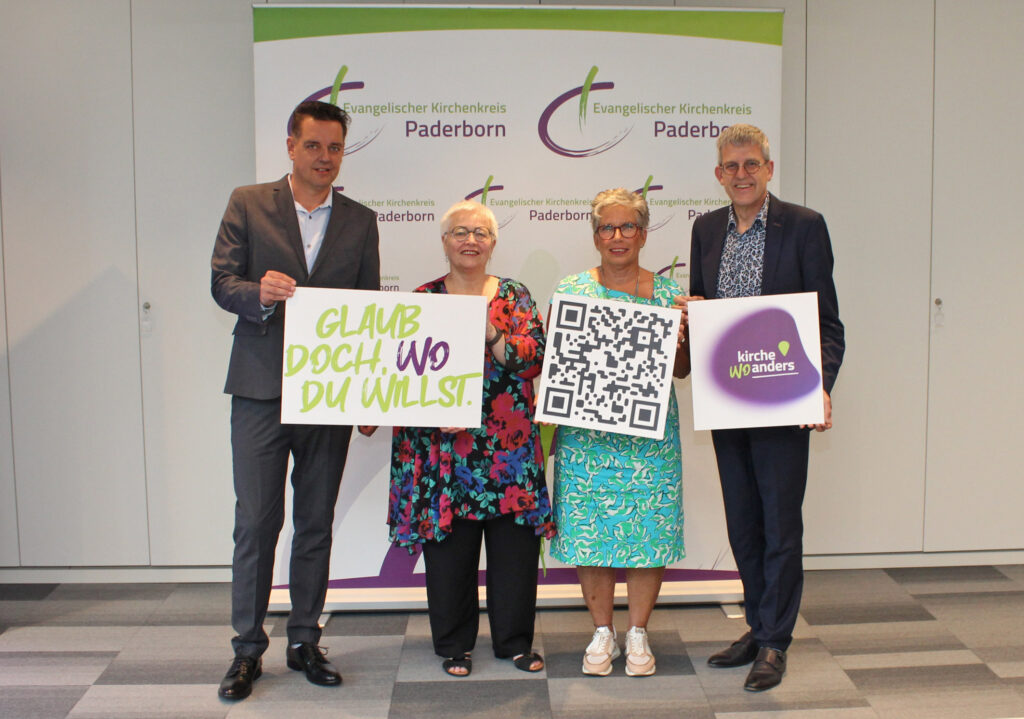 Freuen sich auf viele spannende Ideen, wie Kirche anders sein kann: (v. l.) Jan-Hendrik Noll, Projektmitarbeiter „kirchewoanders“, Sigrid Beer, Kirchenleitung der Evangelischen Kirche von Westfalen und Mitglied im ThinkTank des Kirchenkreises Paderborn, Evelyne Schubert, Mitglied des Kreissynodalvorstandes und Superintendent Volker Neuhoff. Foto: EKP/Oliver Claes