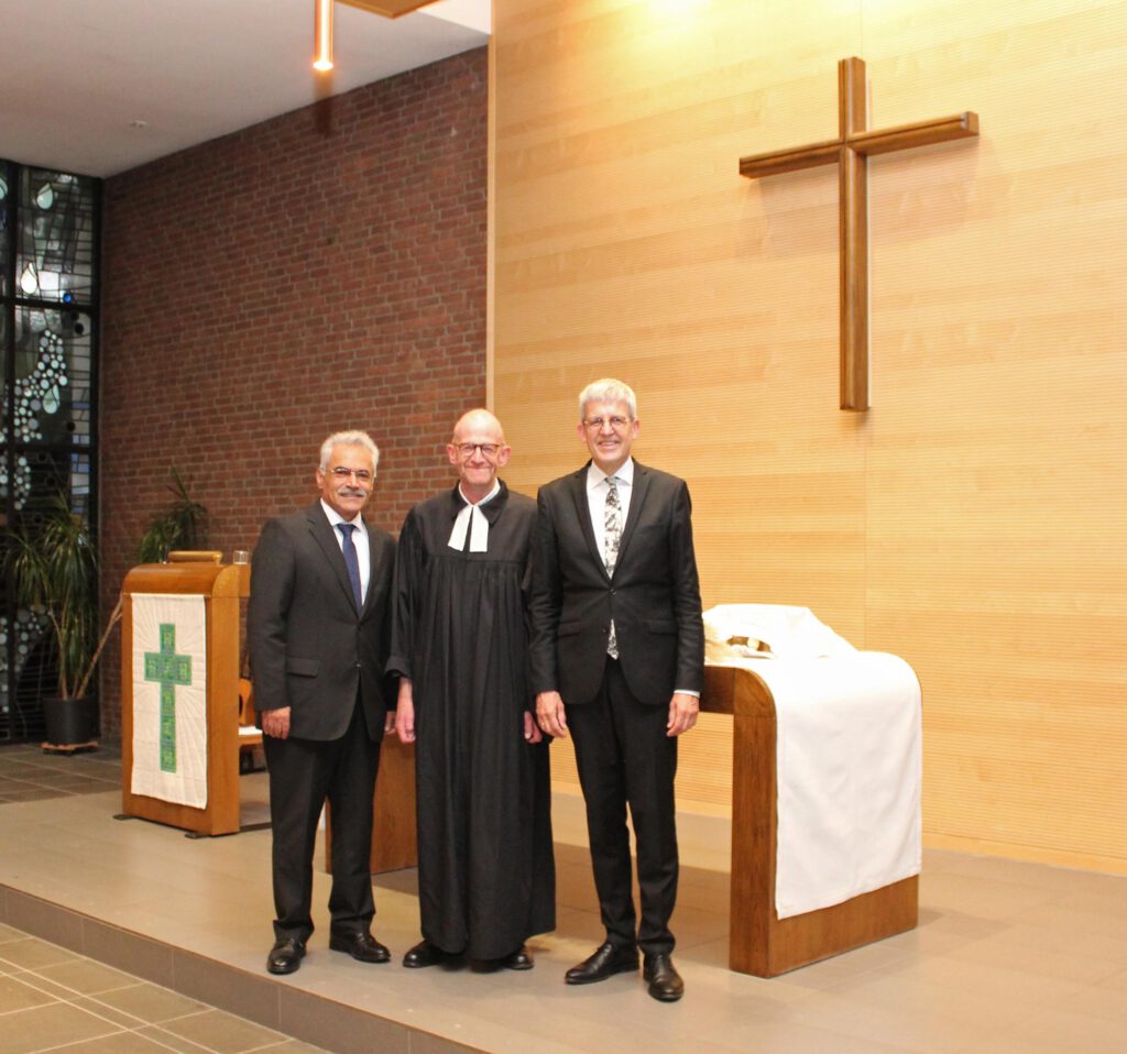 Bei der Verabschiedung im Lukaszentrum: (v. l.) Pastor Mehrdad Sepehri Fard, Pfarrer Christoph Keienburg und Superintendent Volker Neuhoff.Foto: EKP/Oliver Claes