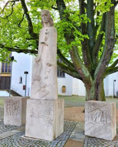 Statue der Maria vor der katholische Kirche in Schloß Neuhaus
