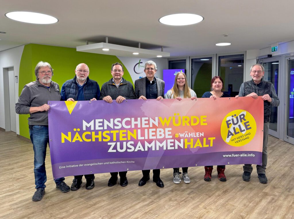 Mitglieder des Kreissynodalvorstands mit dem Banner der Initiative "Für alle".