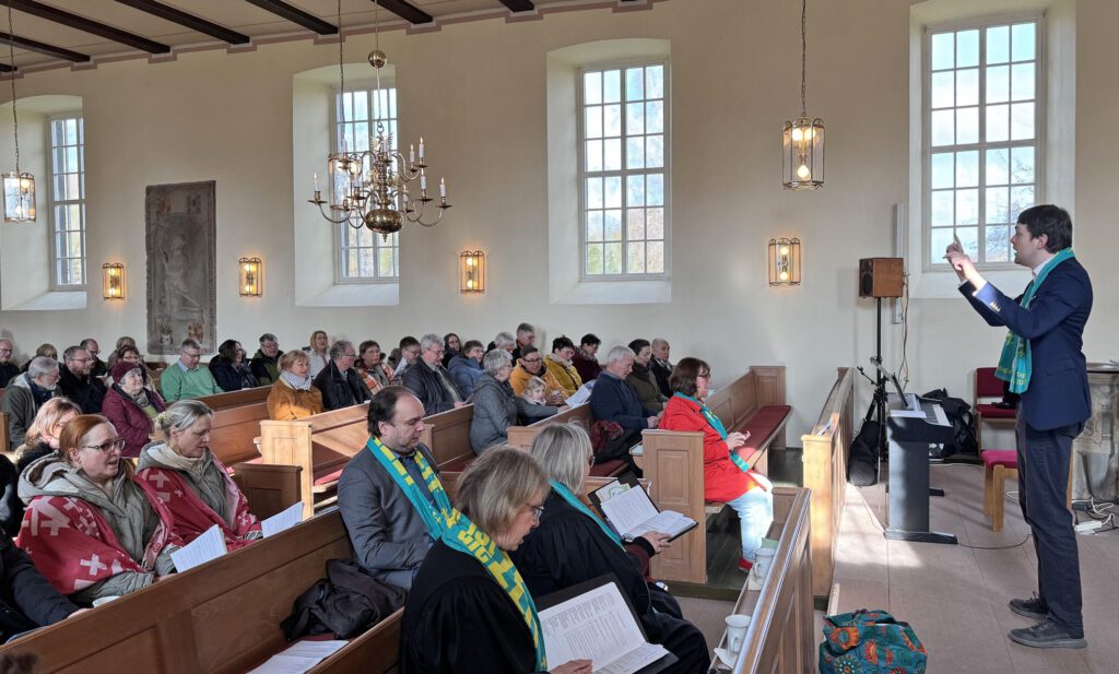 Singende Gottesdienstbesucher in der Markuskirche in Lauenförde.
