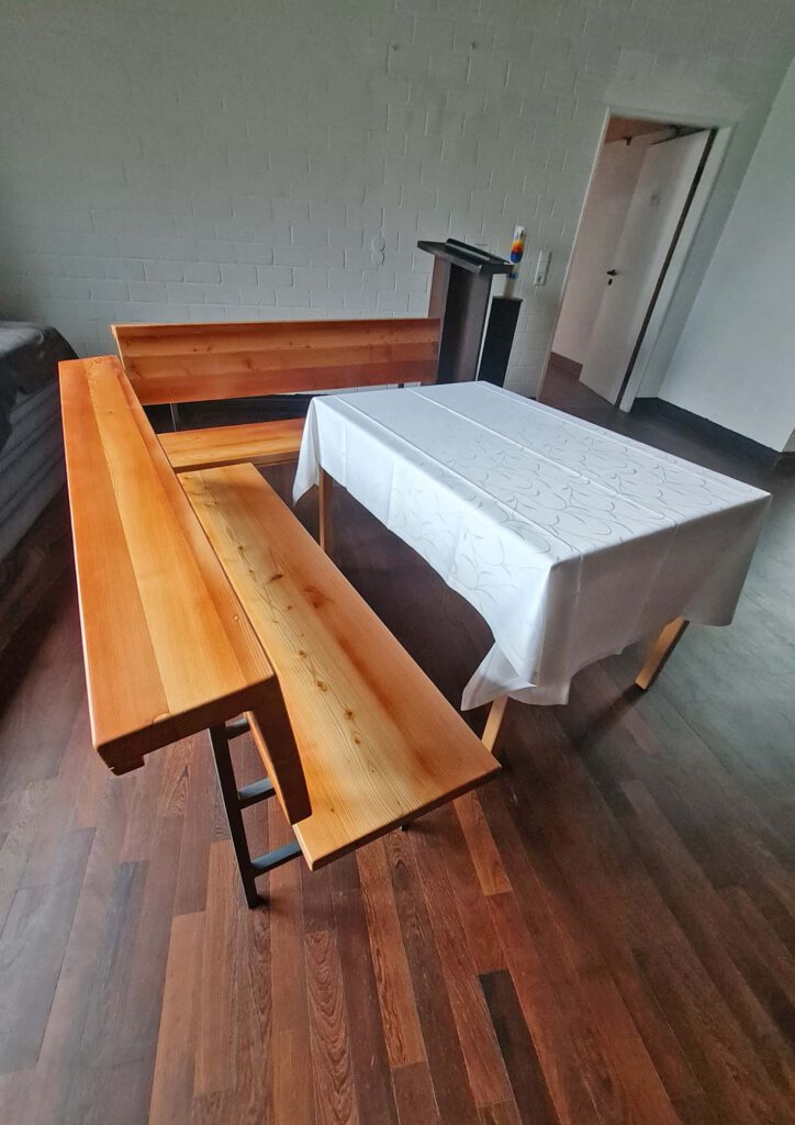 Die geteilten Bänke in der Kirche.