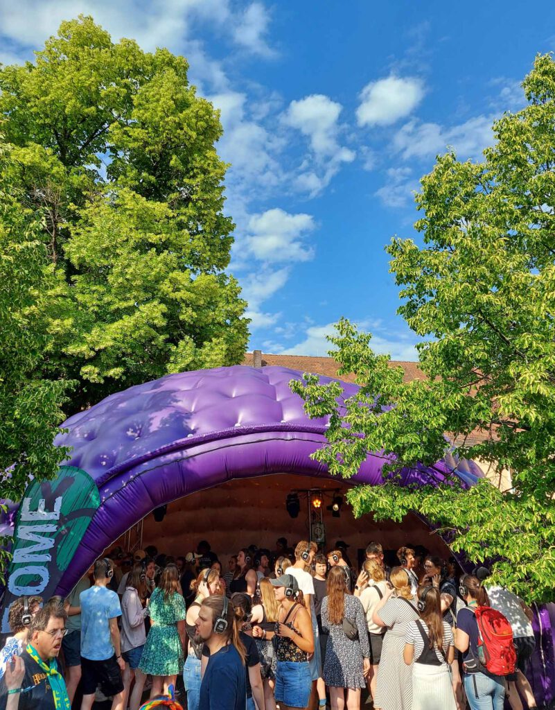 Tanzen bei der Kopfhörer-Party im Dome.