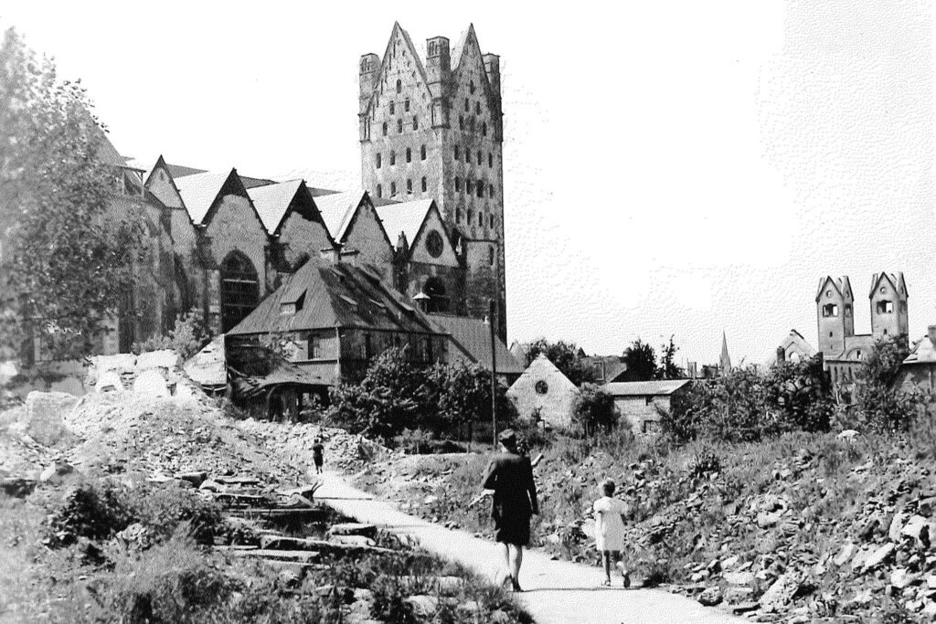 Im Zweiten Weltkrieg zerstörter Dom in Paderborn.
