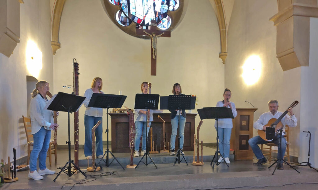 Musikerinnen und Musiker in der ev. Kirche in Brakel.