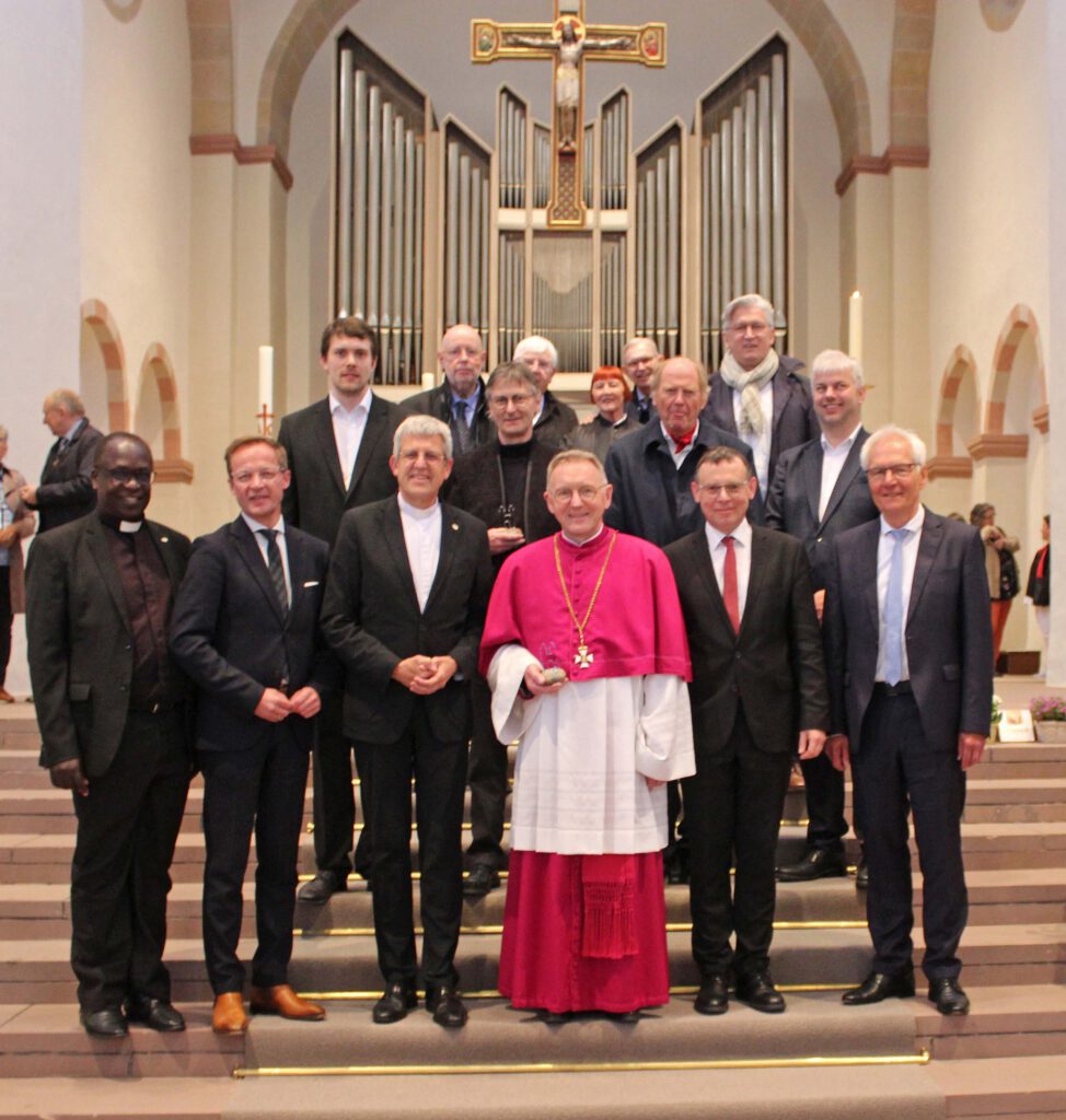 Teilnehmende der Wiedereröffnung der Abdinghofkirche.