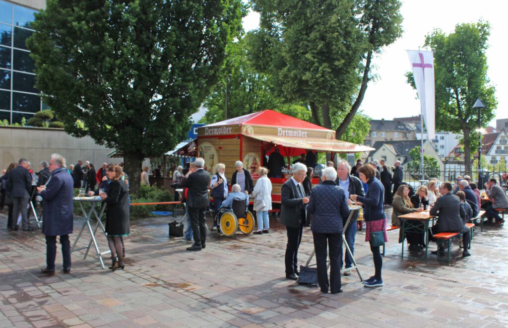 Fest auf dem Vorplatz der Abdinghofkirche.