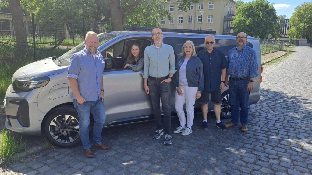 Mitglieder des Vorbereitungsteams und das Beratungsmobil.