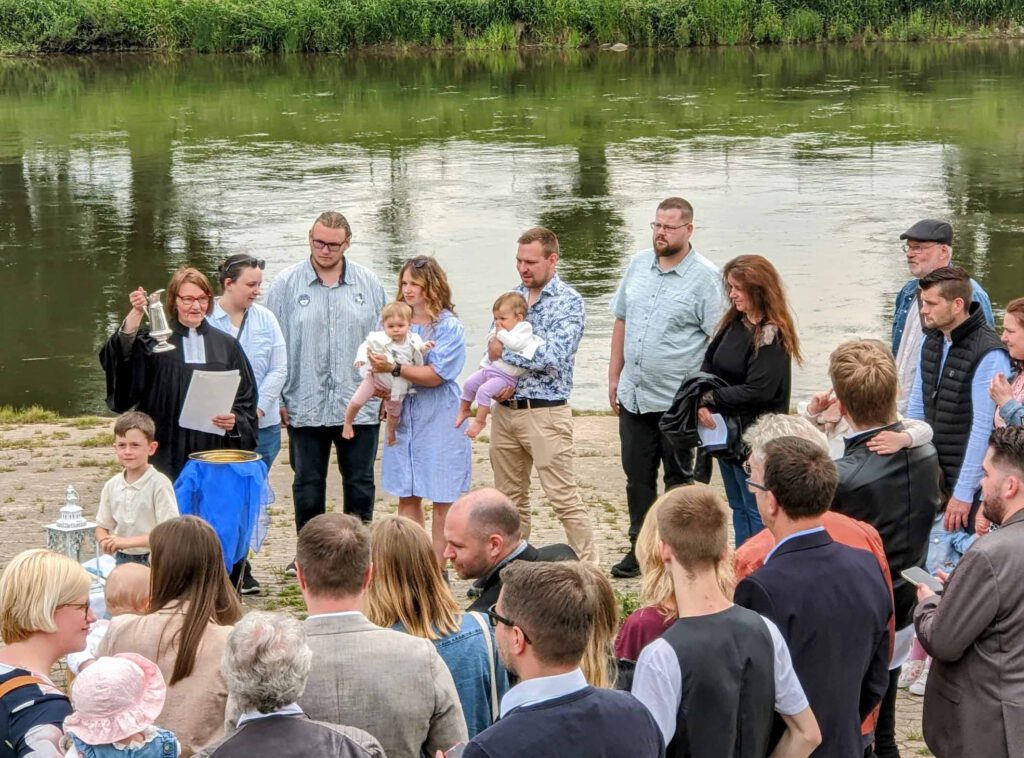Eine Taufe am Ufer der Weser in Höxter.