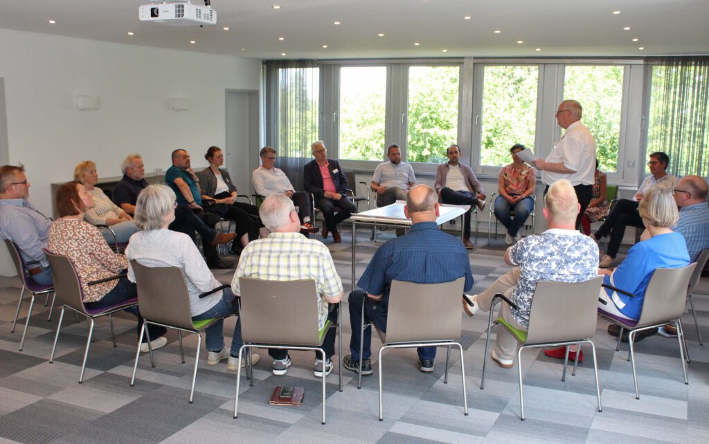 Mitglieder einer Arbeitsgruppe auf der Synode.