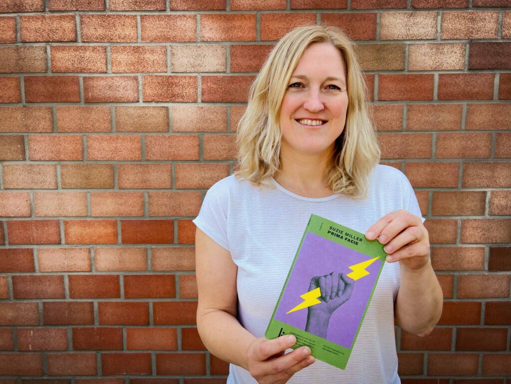 Präventionsfachkraft Sonja Hillebrand mit dem Buch Prima Facie.