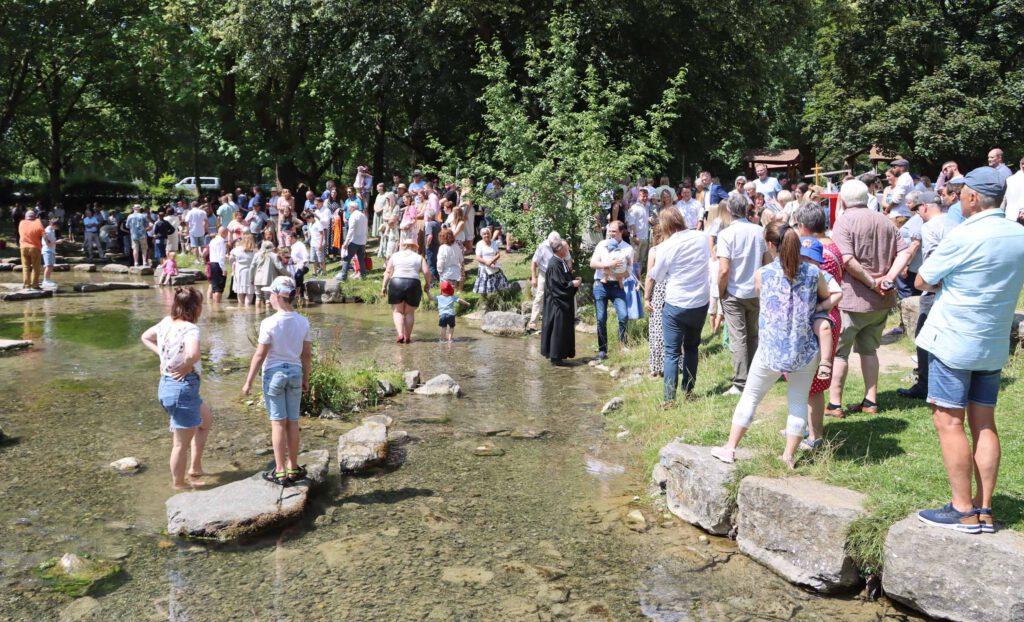 Besucherinnen und Besucher des Tauffestes an der Pader.