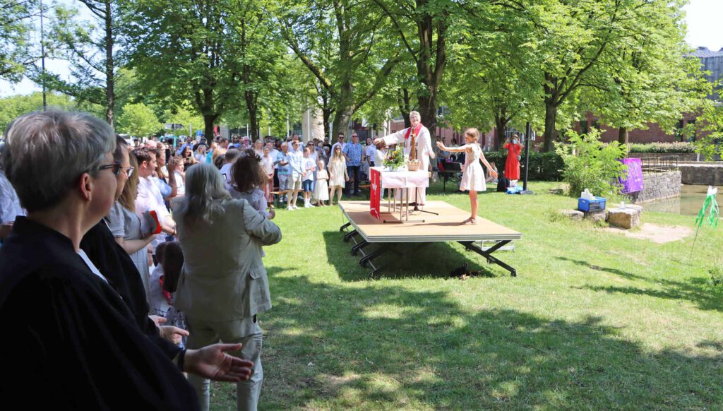 Eine Pfarrerin beim Gottesdienst zum Tauffest.