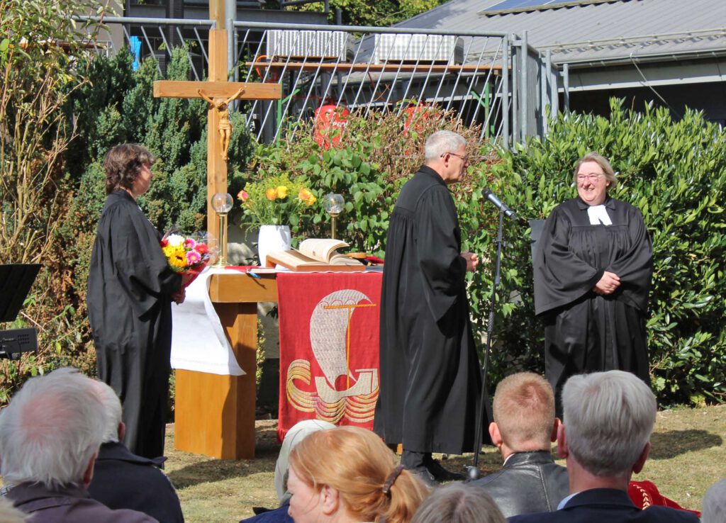 Pfarrerin Elke Hansmann wird mit Dankesworten und einem Blumenstrauß verabschiedet.