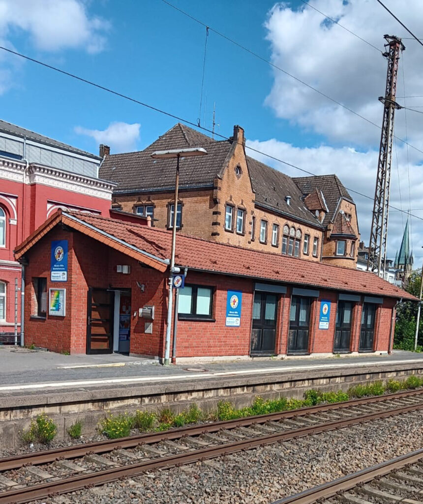 Das Haus der Bahnhofsmission Paderborn an Gleis 1 des Hauptbahnhofs.