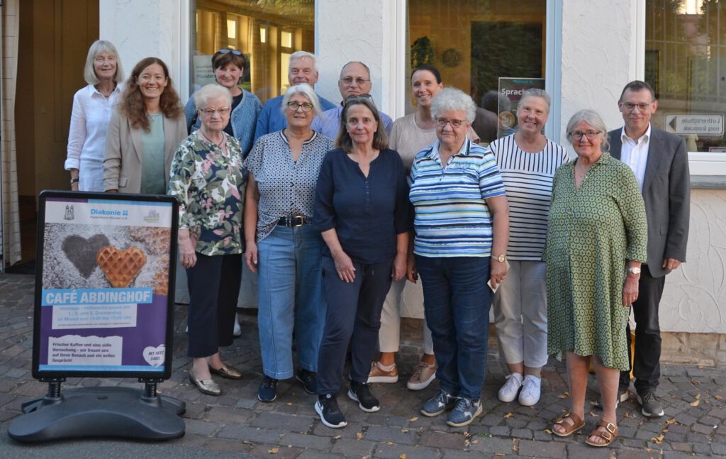Mitarbeitende des Cafés vor dem Café Abdinghof in Paderborn.