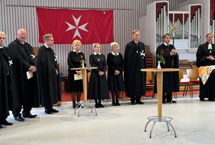 Mitglieder des Johanniterordens bei einem Treffen.