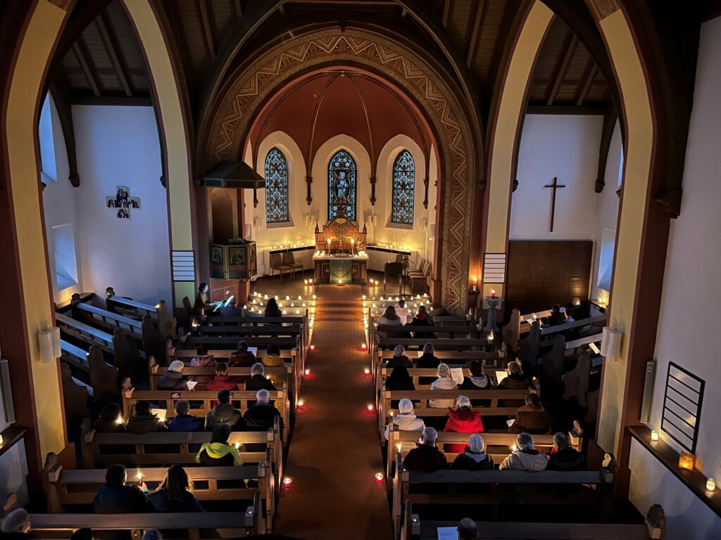 Die evangelische Kirche in Steinheim mit Kerzen beleuchtet.