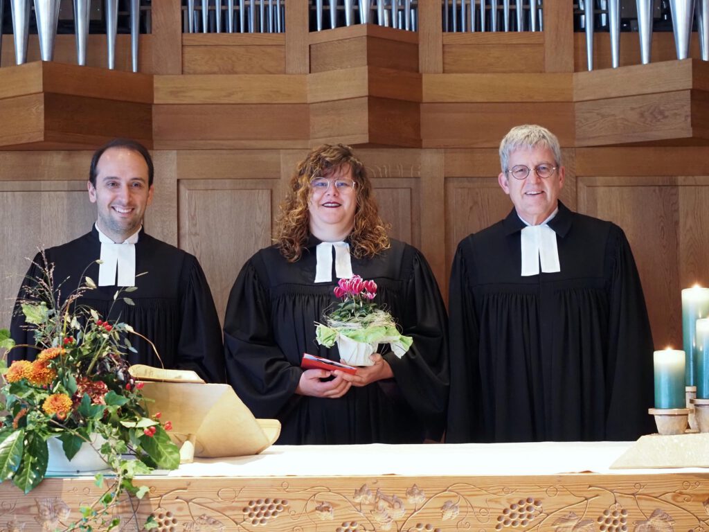 Die Beteiligten am Begrüßungsgottesdienst für die neue Pfarrerin am Altar in der Erlöserkirche in Elsen.