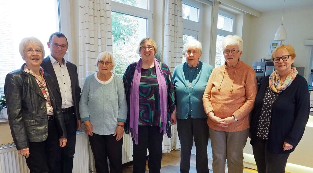 Gruppenbild mit Teilnehmenden beim Treffens des Bezirksverbandes Paderborn der Evangelischen Frauenhilfe.