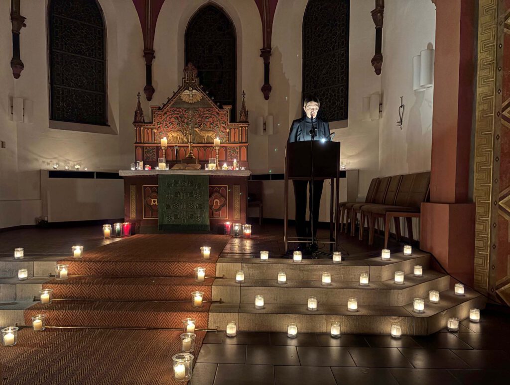 Die Vorsitzende der Jüdischen Kultusgemeinde hält eine Ansprache in der mit Kerzen beleuchteten evangelischen Kirche in Steinheim.