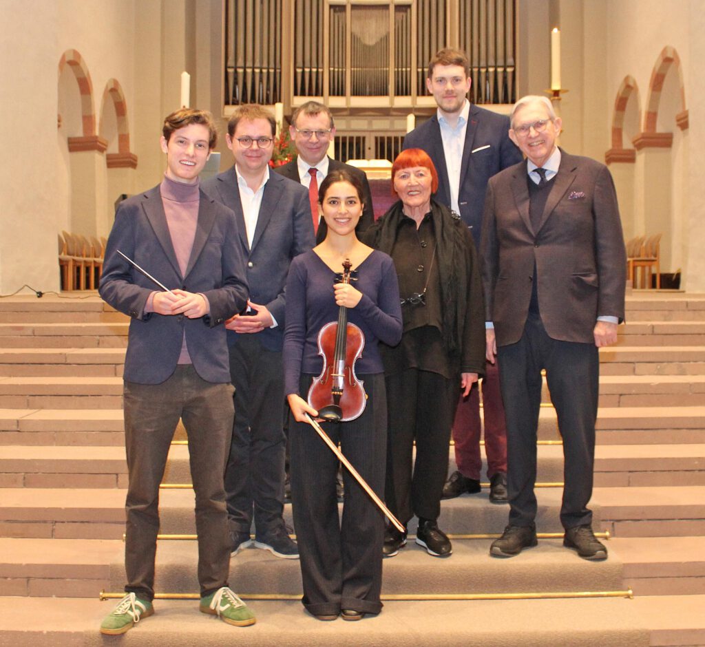 Organisatoren und Künstler kündigen in der Abdinghofkirche Paderborn das bevorstehende Benefizkonzert an.