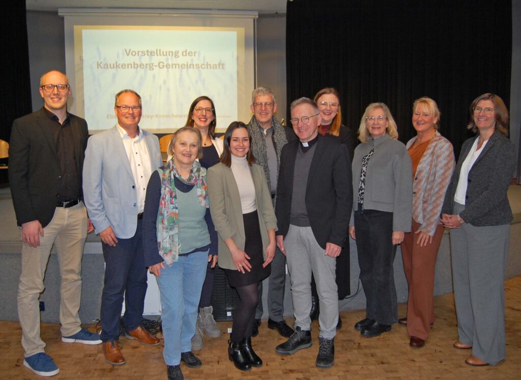 Die Organisatorinnen und Organisatoren stellen sich bei der Sozialkonferenz auf.