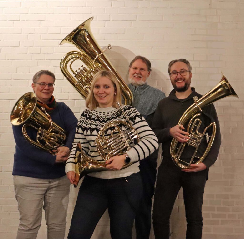 Die Musikerinnen und Musiker des Bläserquartetts mit ihren Instrumenten.
