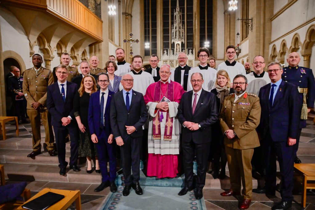 Die britischen und deutschen Beteiligten haben sich im Altarraum des Paderborner Domes aufgestellt.