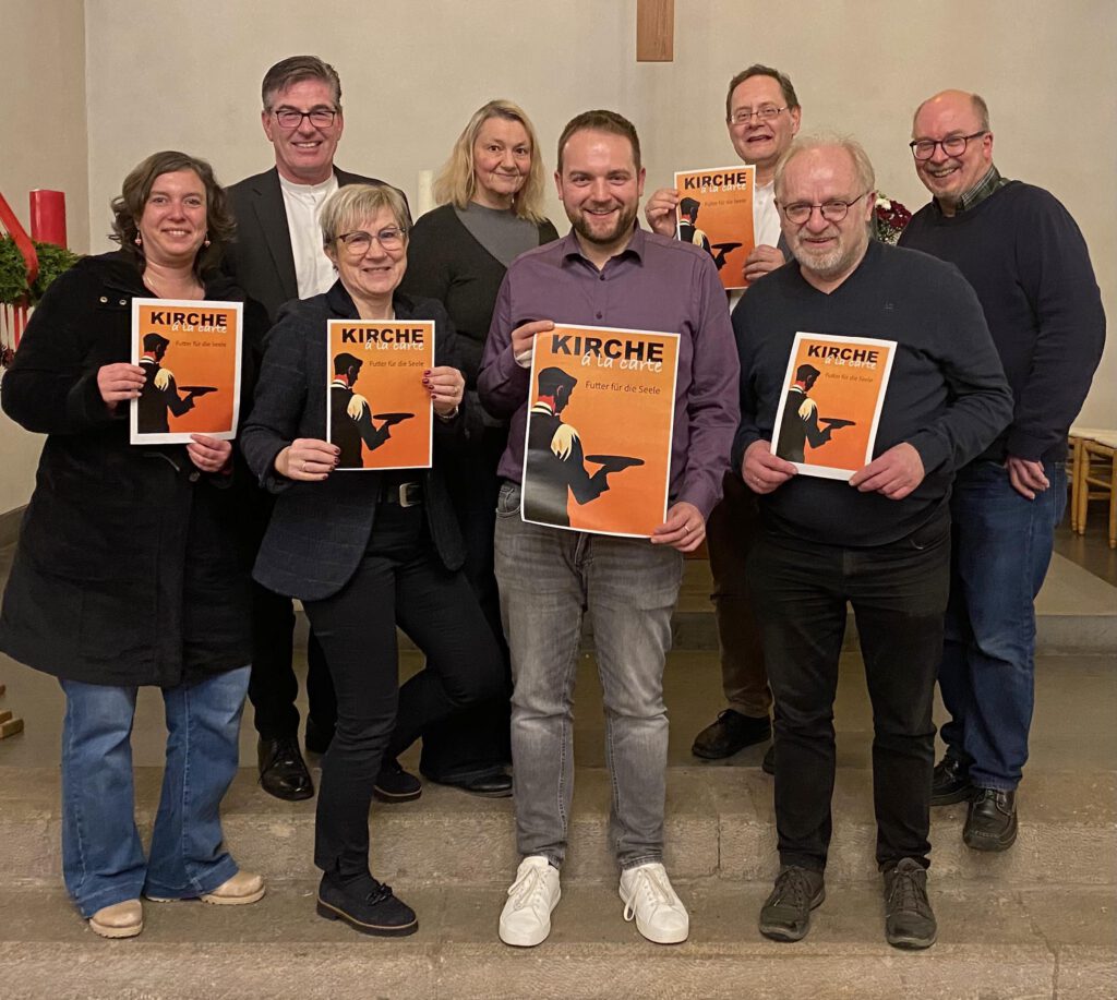 Die am Projekt beteiligten Menschen halten das Plakat in den Händen.