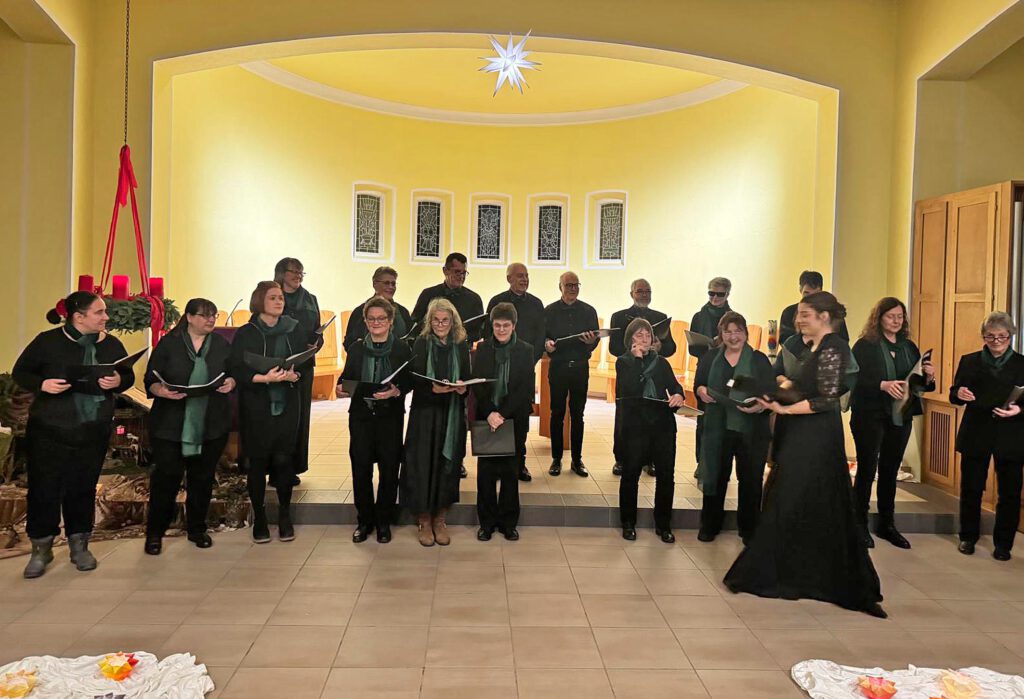 Die Mitglieder des Chores stehen im Altarraum der Kirche.