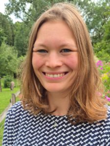 Portraitfoto der Pfarrerin in der Natur.