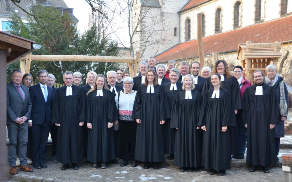 Viele Teilnehmende des Gottesdienstes haben sich zu einem Gruppenbild aufgestellt.