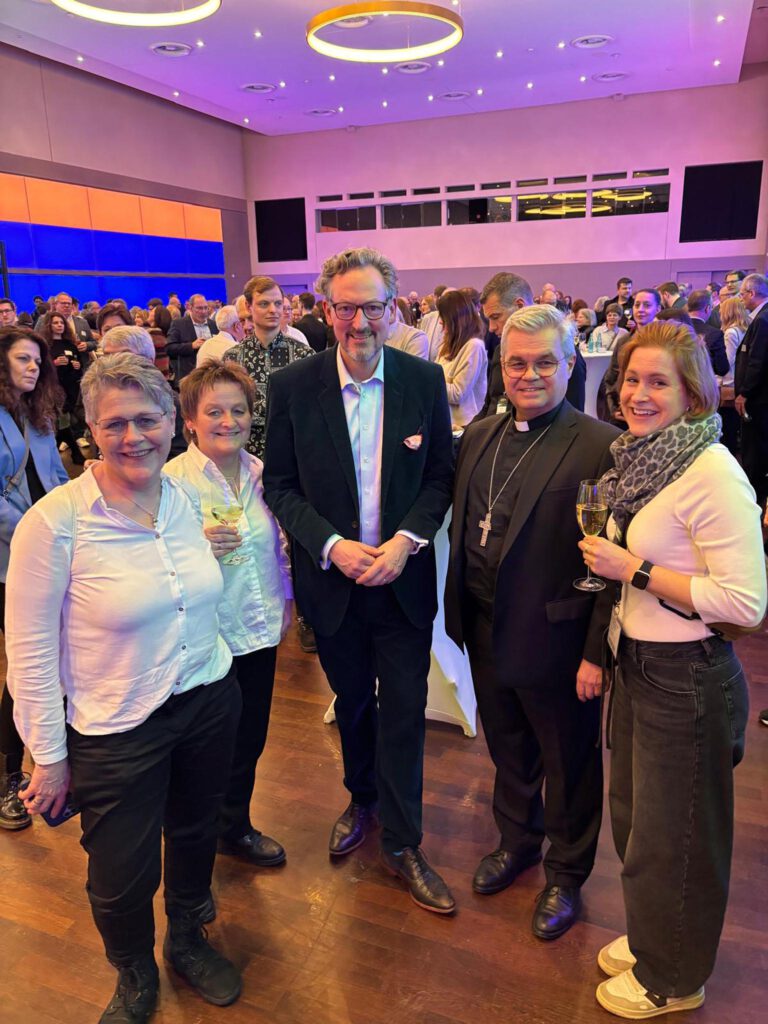 Personen, die bei der Premiere des Musicals dabei waren, haben sich aufgestellt.