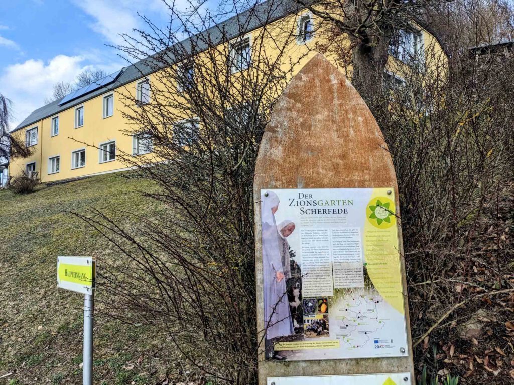 Das gelbe Klostergebäude auf dem Zionsberg.
