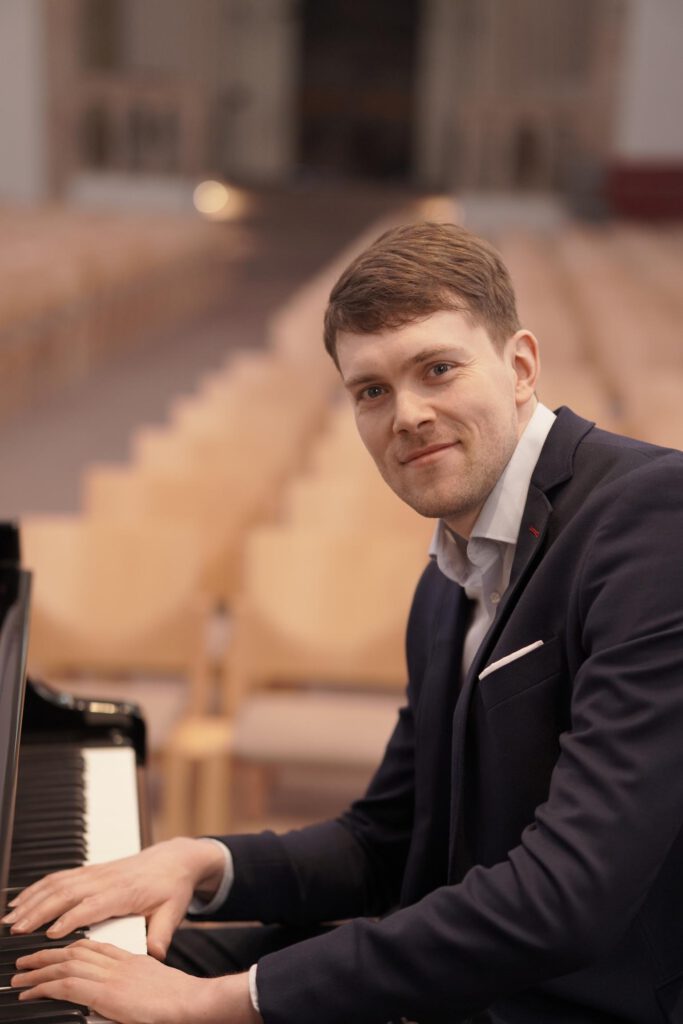 Ein Musiker am Klavier