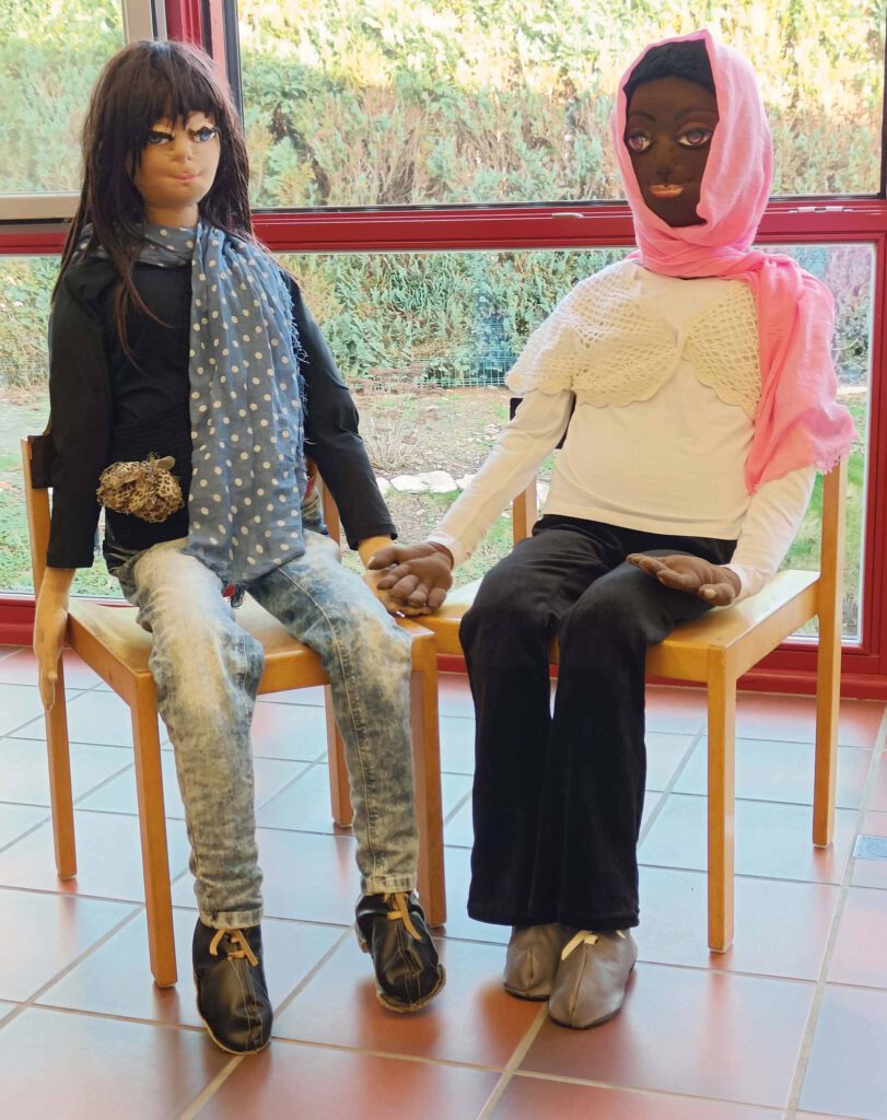 Zwei lebensgroße Figuren.