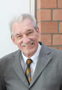 Portraitfoto eines lächelnden Mannes.