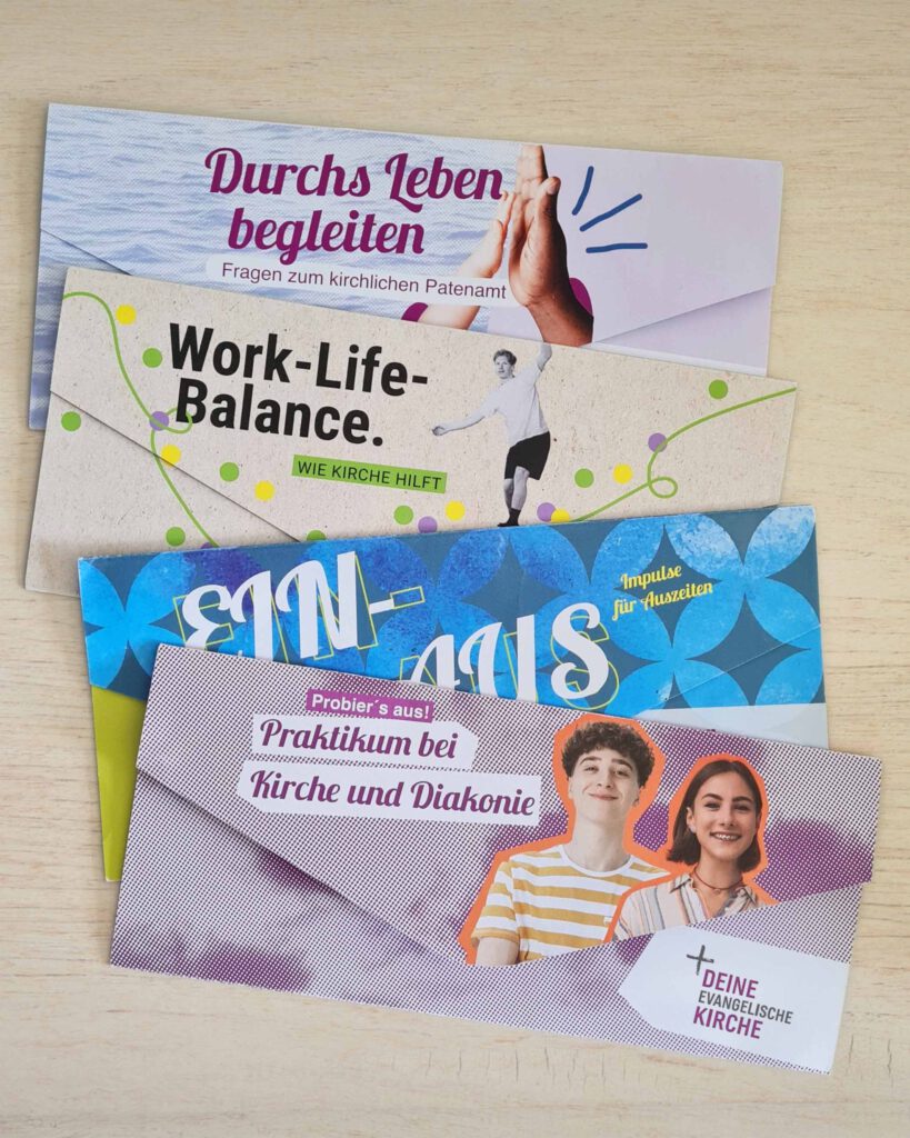 Schön gestaltete Briefe liegen zusammen auf einem Tisch.