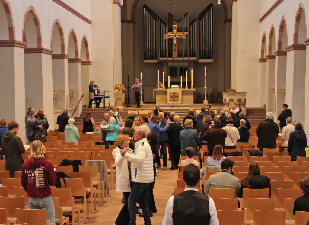 Tanzende Paare in einer Kirche.