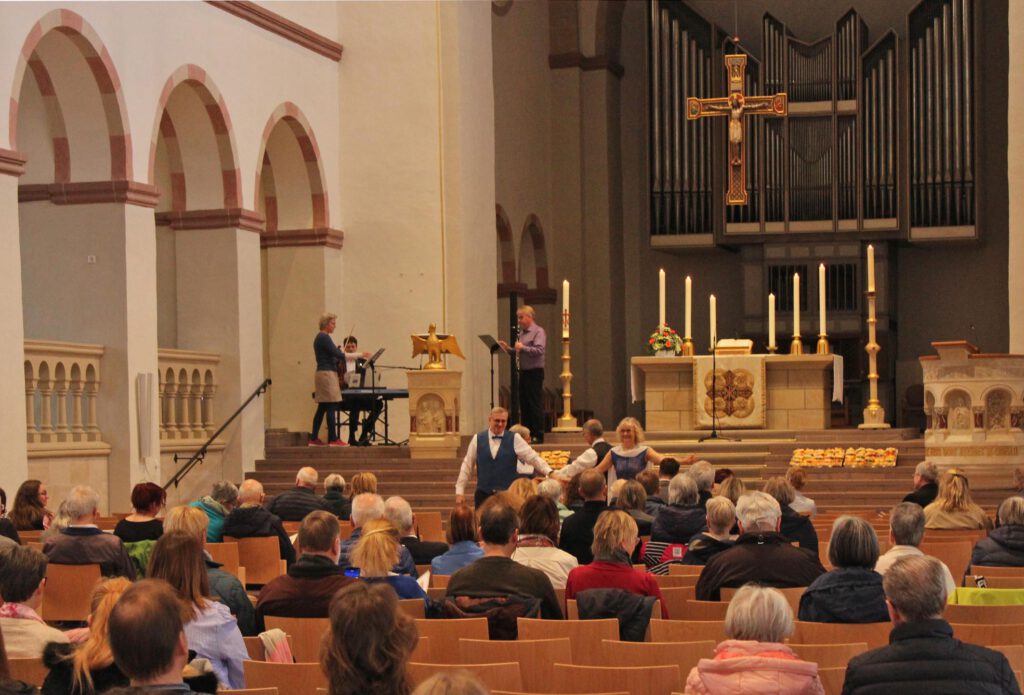Tanzende Paare in einer Kirche.