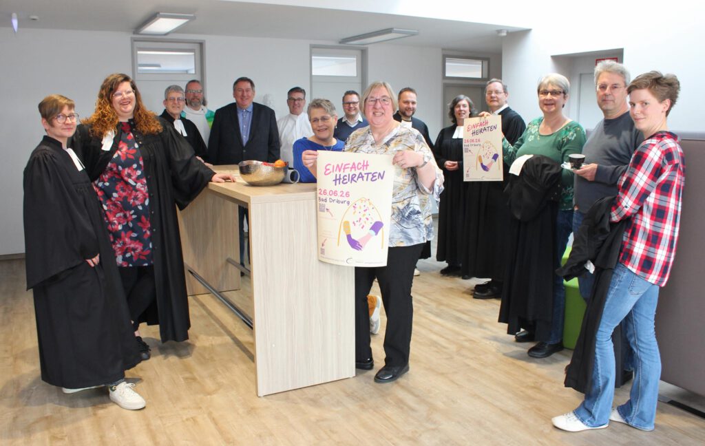 Teilnehmende einer Fortbildung stehen in lockerer Rund ezusammen.